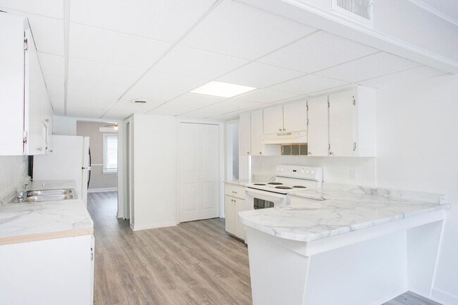 Building Photo - 421 Raintree Dr