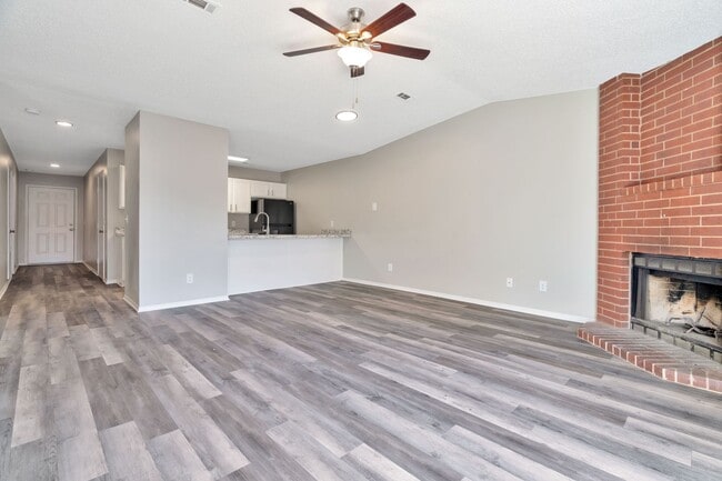 Building Photo - Newly remodeled 3 Bed 2 Bath Duplex!!