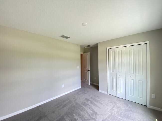 Building Photo - SW location 4/2/2 **WON'T LAST**