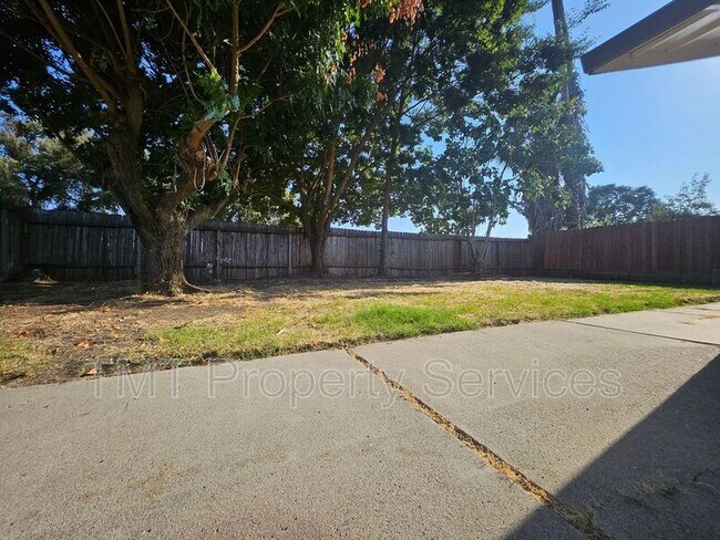 Building Photo - 760 Castle Oaks Dr