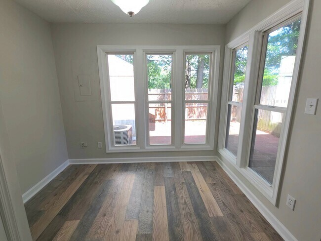 Building Photo - Move in Ready 3 Bedroom Townhouse in Yorktown!