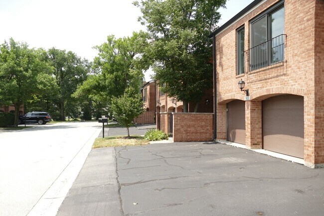 Building Photo - 19w286 Governors Trail