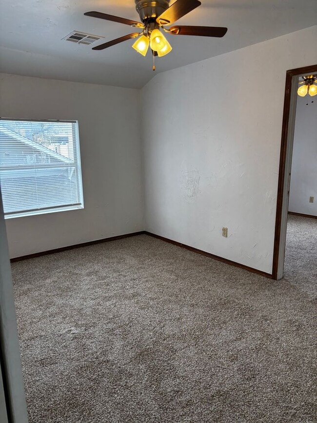 Building Photo - Adorable and spacious 2br 1ba apartment