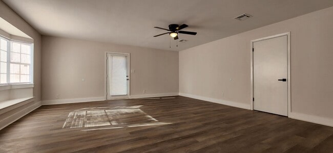 Building Photo - Completely Remodeled 3 Bed / 2 Bath Home 1,704 SF