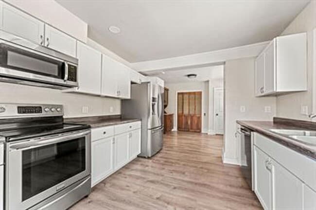 Building Photo - VIDEOTOUR: Gorgeous Victorian 4-bedroom home with Huge Garage! PETS WELCOME