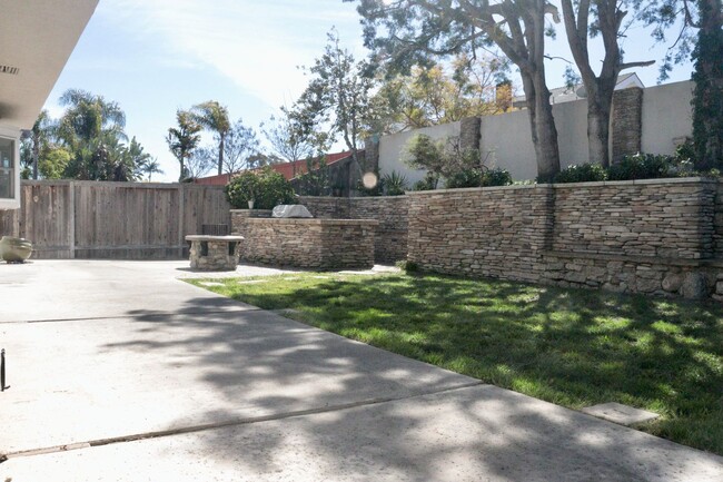 Building Photo - Large 5 Bedroom Single Family Home Near Da...
