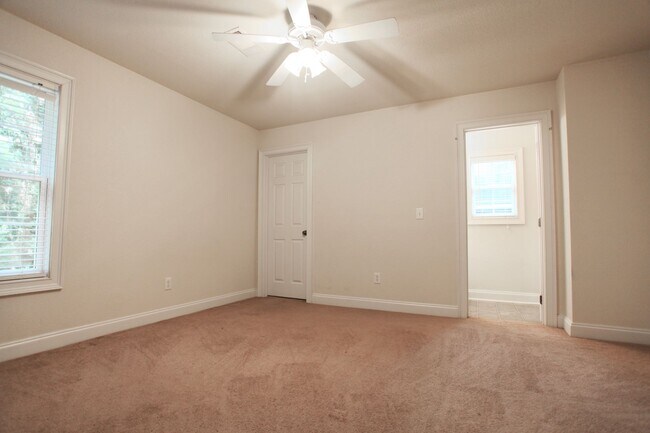 Building Photo - 807 W Longleaf Dr