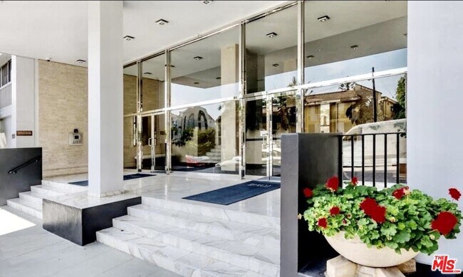Building Photo - 999 N Doheny Dr