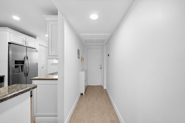 Building Photo - 5321 NE 24th Terrace