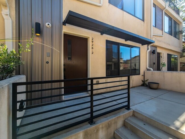 Building Photo - Luxury Townhome Centrally Located in Silver Lake!