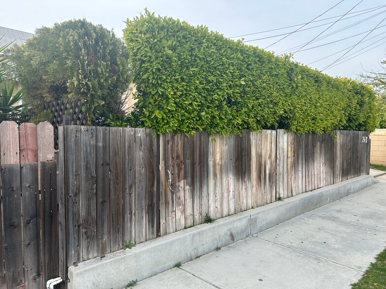 Building Photo - 243 W Elm Ave