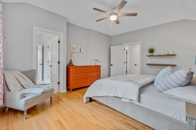 Building Photo - Stunning, spacious 4-bdrm/4-bath in Tigard. Fireplace, massive decks, next to nature