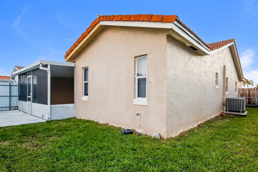 Building Photo - 1739 SW 138th Ave