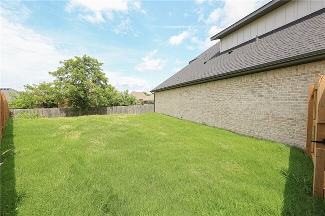 Building Photo - 970 Moksha St