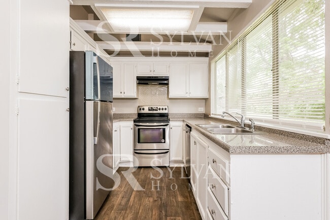 Building Photo - Discover Spacious Comfort & Fun