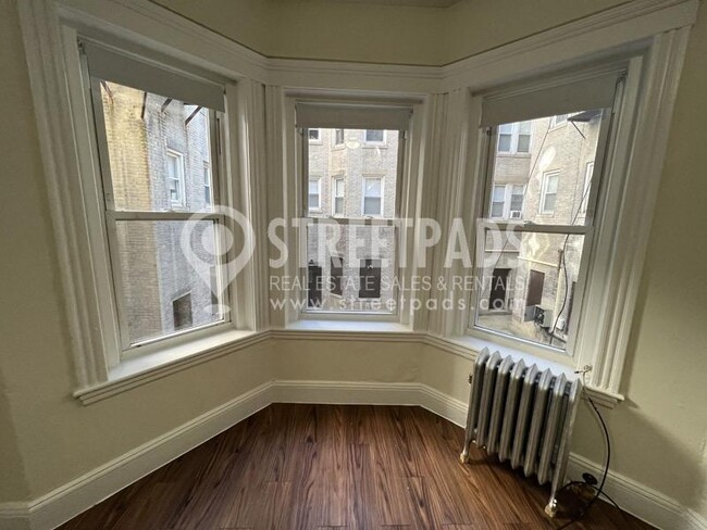 Building Photo - bedroom in Boston MA 02215