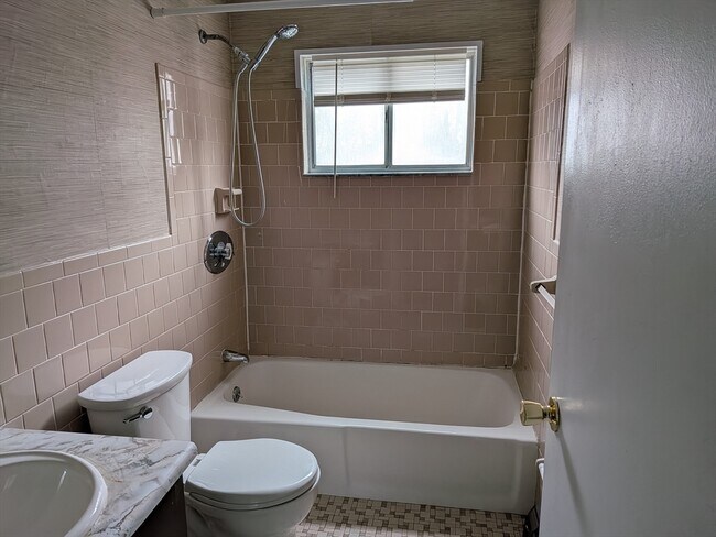 Building Photo - 83R Hobart St