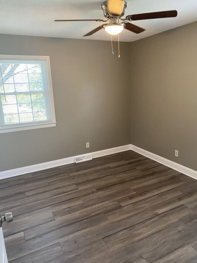 Building Photo - SUBLEASE - HUGE 3 bedroom house in EUDORA
