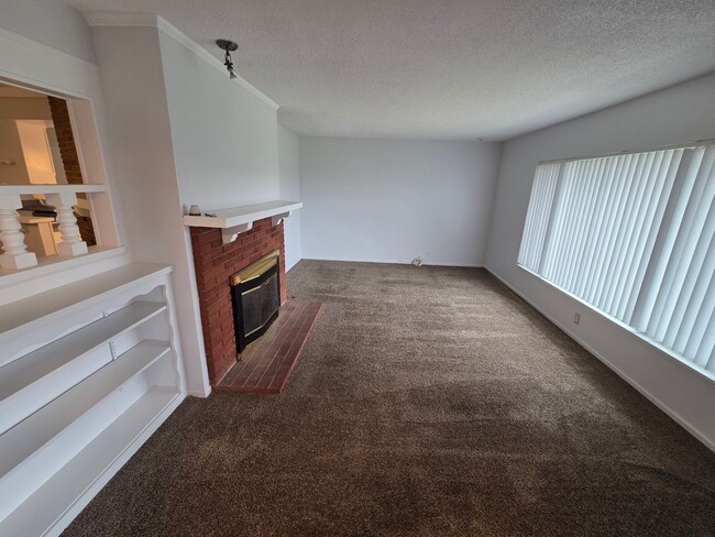 Building Photo - Charter Oak Home with 3 bedrooms, 2.5 baths