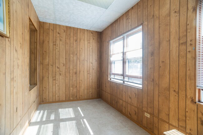Building Photo - 1451 W Thome Ave