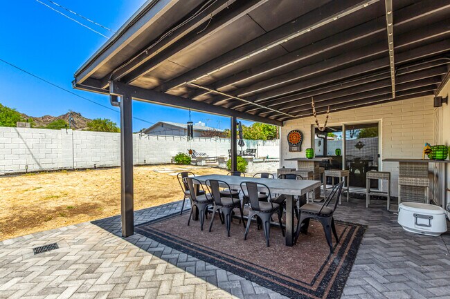 Building Photo - 1540 E El Camino Dr