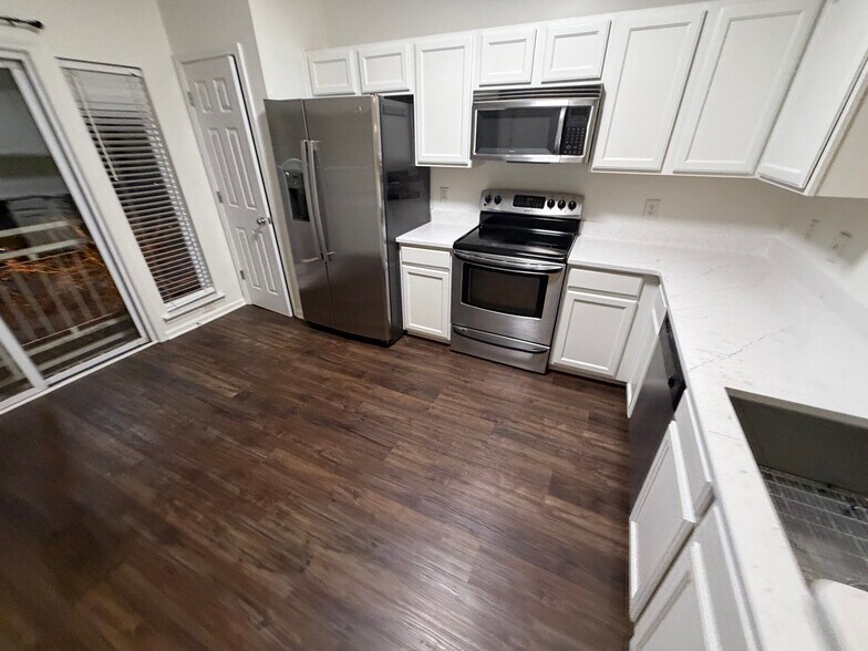 Building Photo - Room in Condo on Donatello Avenue