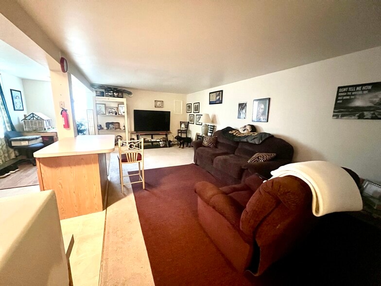 Building Photo - 215 Hill Dr