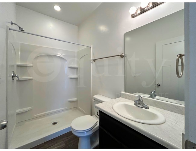 Building Photo - 674 E 380 N