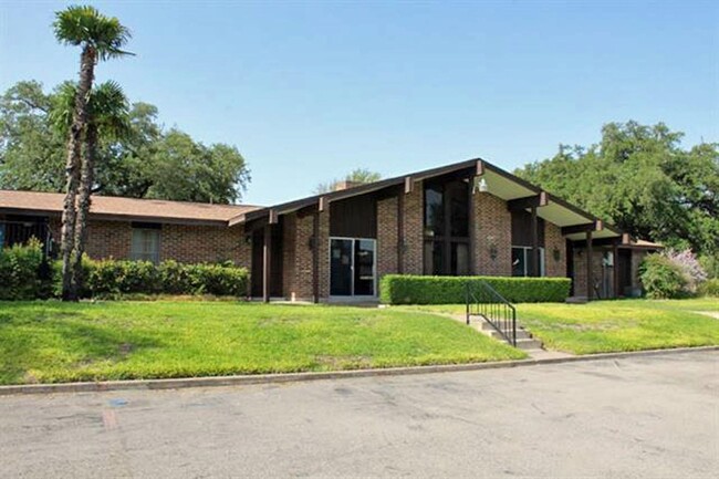 Building Photo - 100 Royal Way Dr