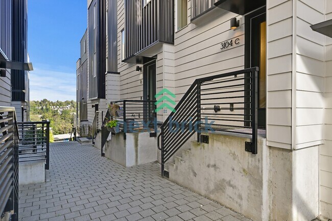 Building Photo - "Charming 3-Bedroom Townhouse Retreat in the Heart of Seattle - 3104C SW Avalon Way!"