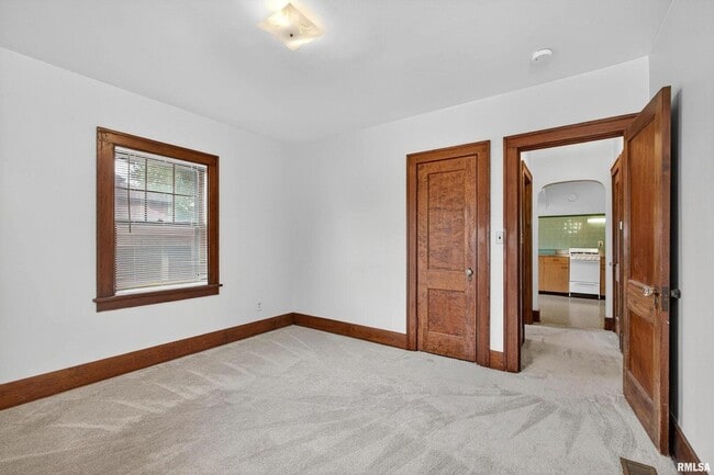 Building Photo - 318 W Columbia Ave