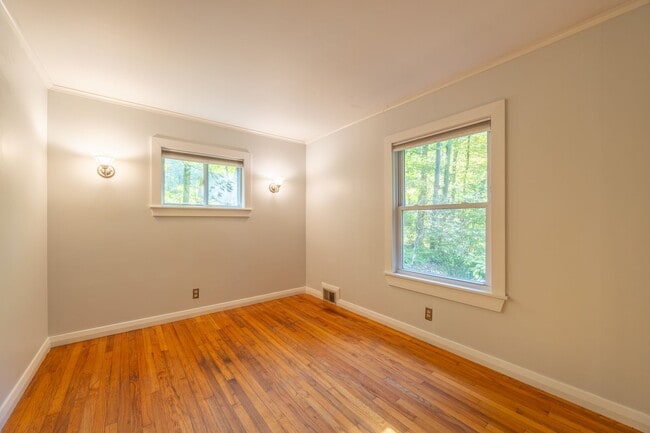 Building Photo - 3-Bedroom Ranch with Updated Kitchen