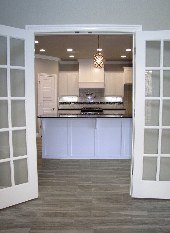 Building Photo - Upscale 4 Bed, 2.5 Bath Available in Fayetteville!