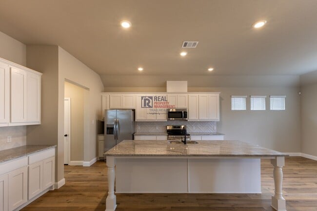 Building Photo - Well-Designed 3 Bed/2 Bath Home with Bonus Office