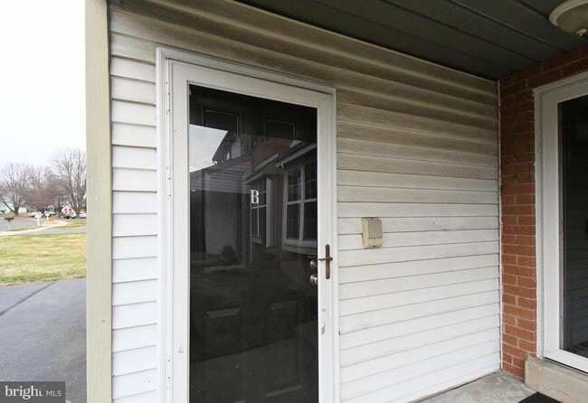 Building Photo - 592 Wrensong Rd