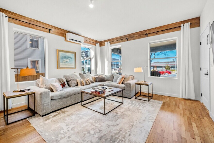 Primary Photo - 208 N College Ave