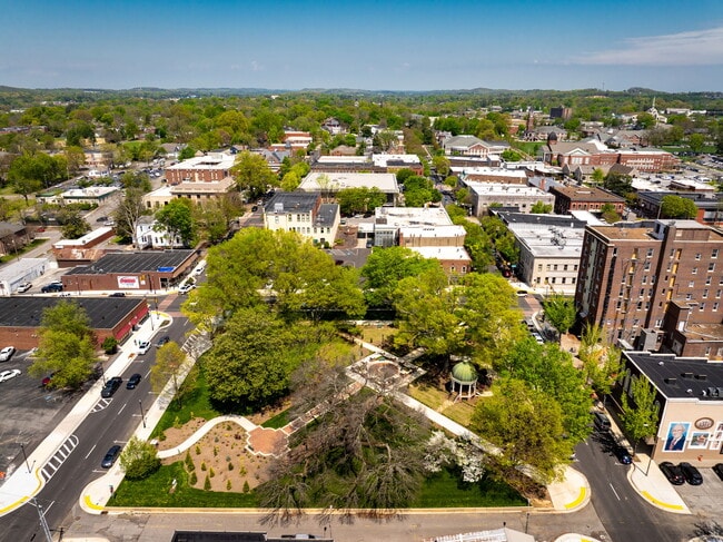 Building Photo - 631 NE Bellingham Dr