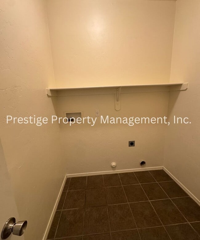 Building Photo - Cozy East Side Home W/ a Den