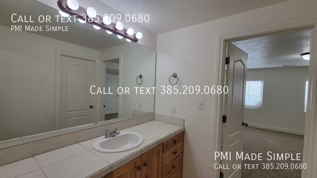 Building Photo - 3042 E Somerset Dr