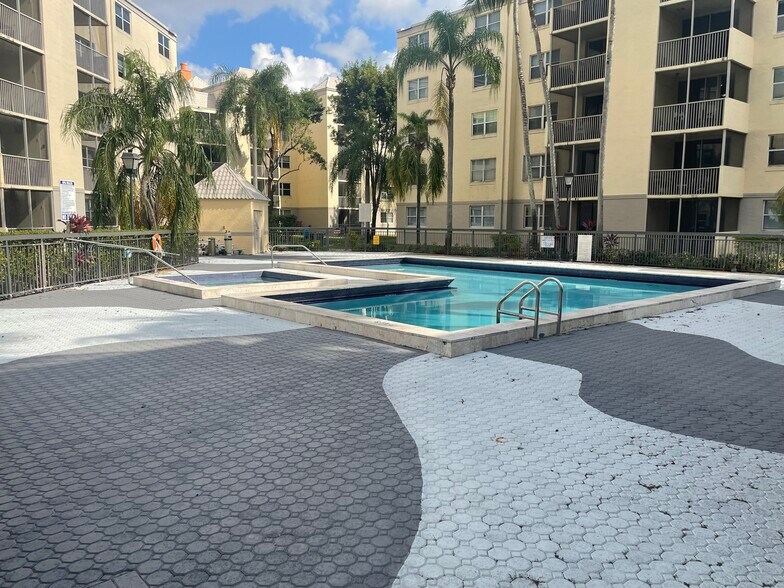 Building Photo - 8215 Lake Dr