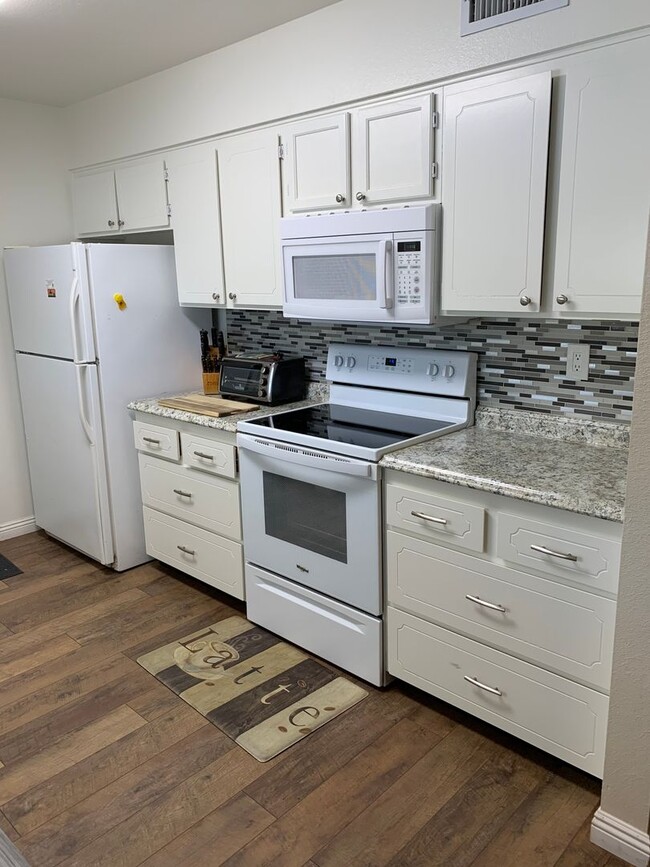 Building Photo - COMING SOON! Beautiful 2 Bedroom, 2 Bath i...