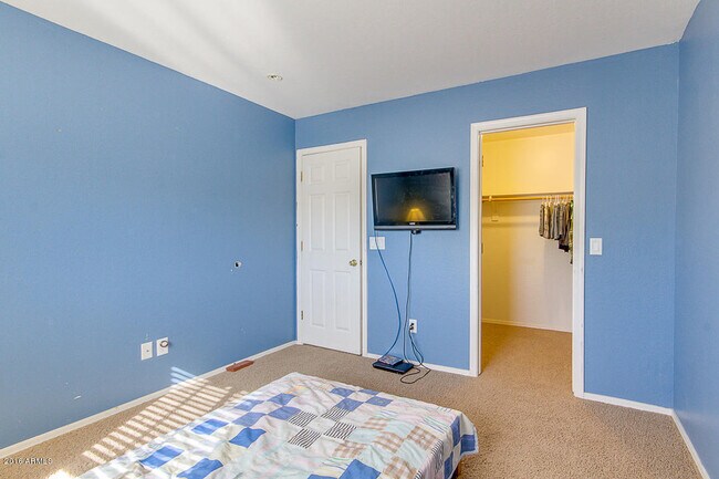 Building Photo - Amazing 4 bedrooms, 3 bathrooms house in P...