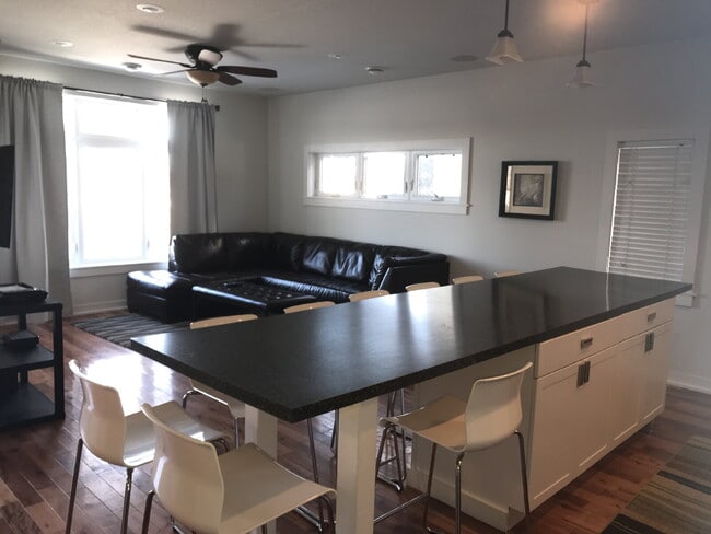 Building Photo - Charming 4-Bed Oasis with Granite Touches & Hardwood Elegance in Minneapolis!