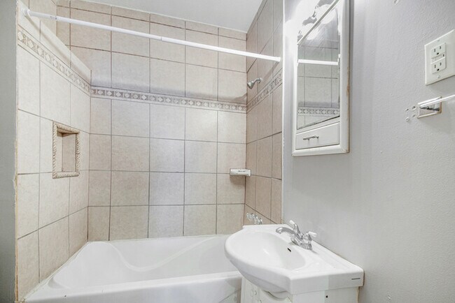 Building Photo - Comfortable Three Bedroom Home in a Great Location