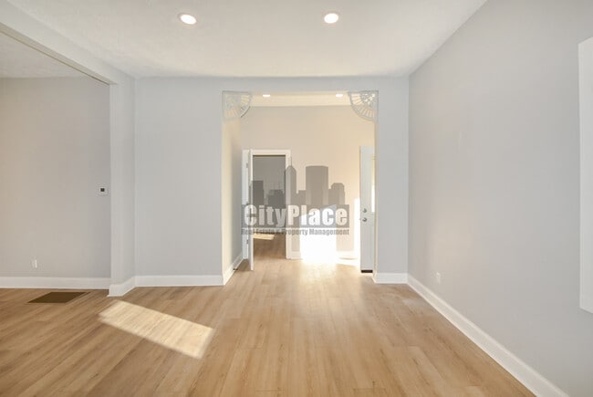 Building Photo - 2224 N Kenwood Ave