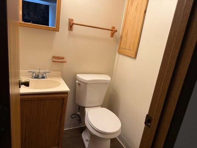 Building Photo - Charming 3 bed, 1.5 bath home!