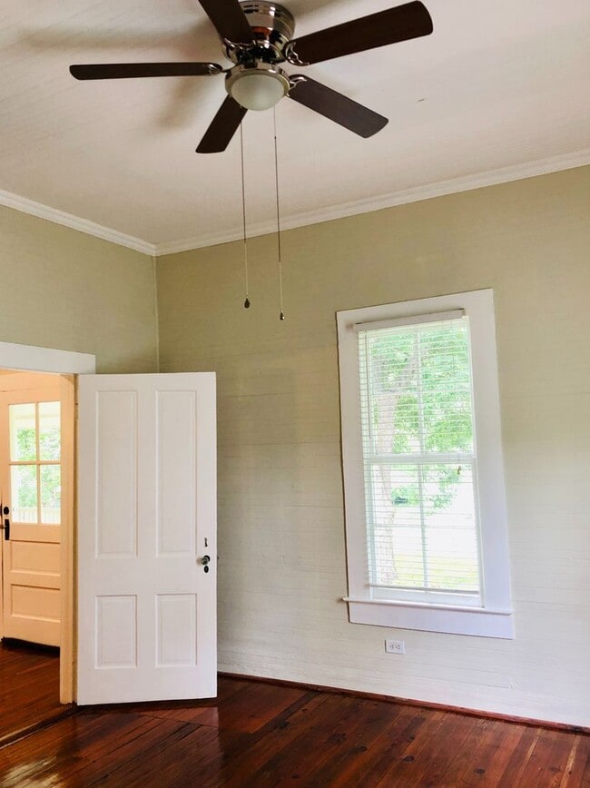 Building Photo - Plum Street-3 bedroom/2 bath home with large rocking chair front porch!