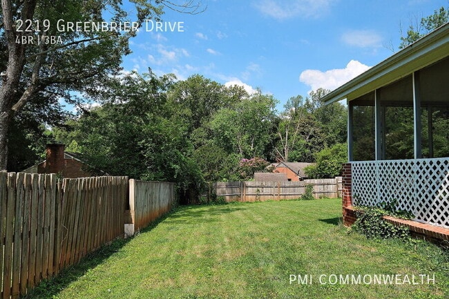 Building Photo - 2219 Greenbrier Dr