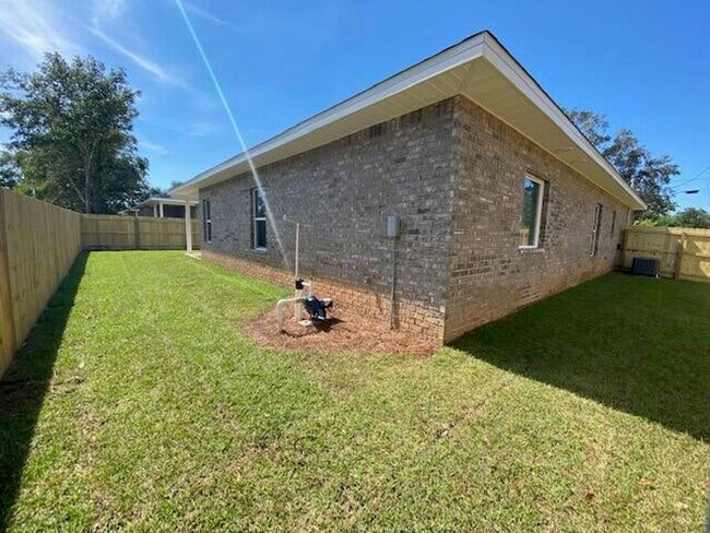 Building Photo - Spacious 3 Bedroom Home in Mary Esther!