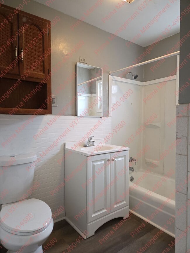 Building Photo - Great 3 bed 2 bath with AC close to everything!